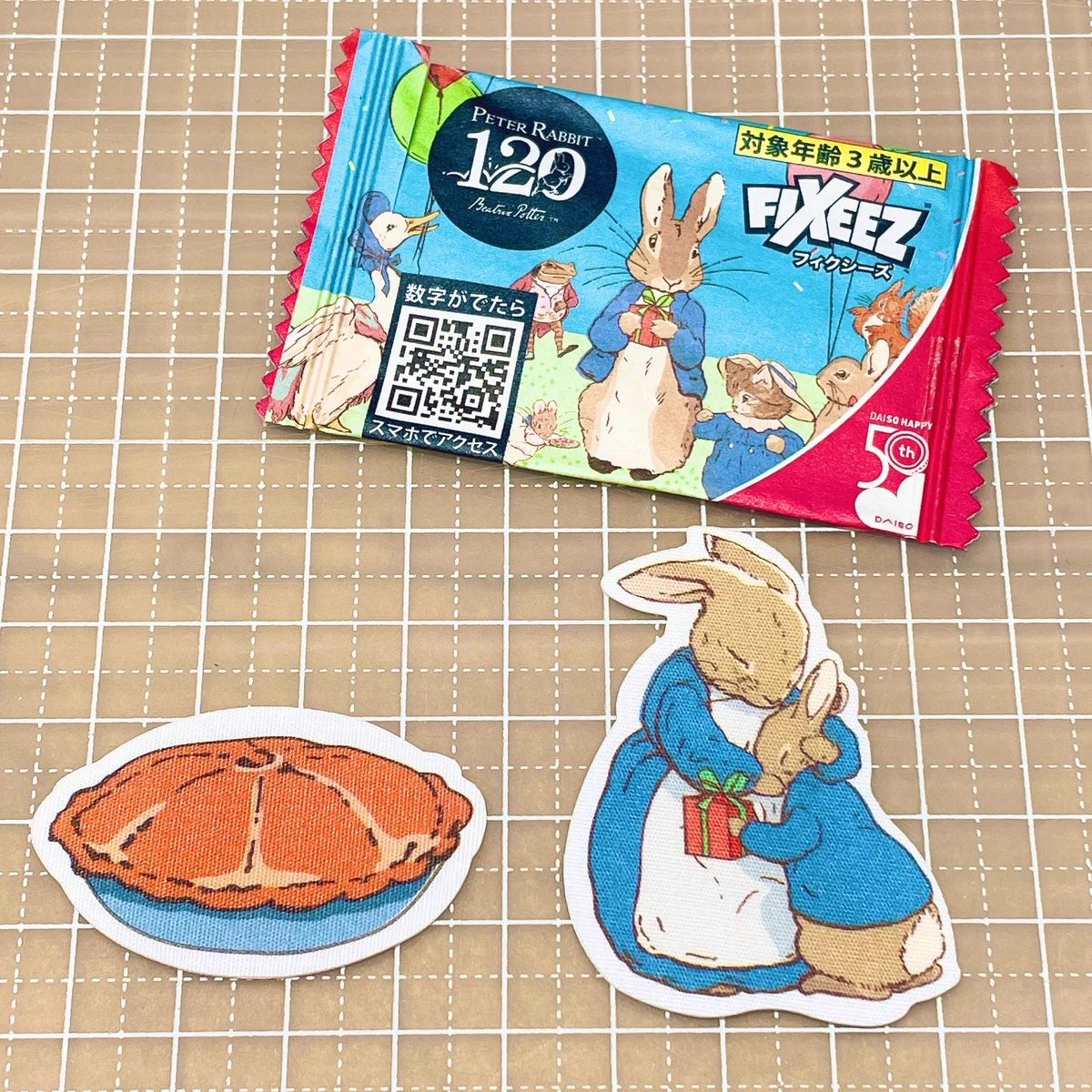 ダイソーでもらったピーターラビットのシール。その組み合わせに、なんだか切なくなった。