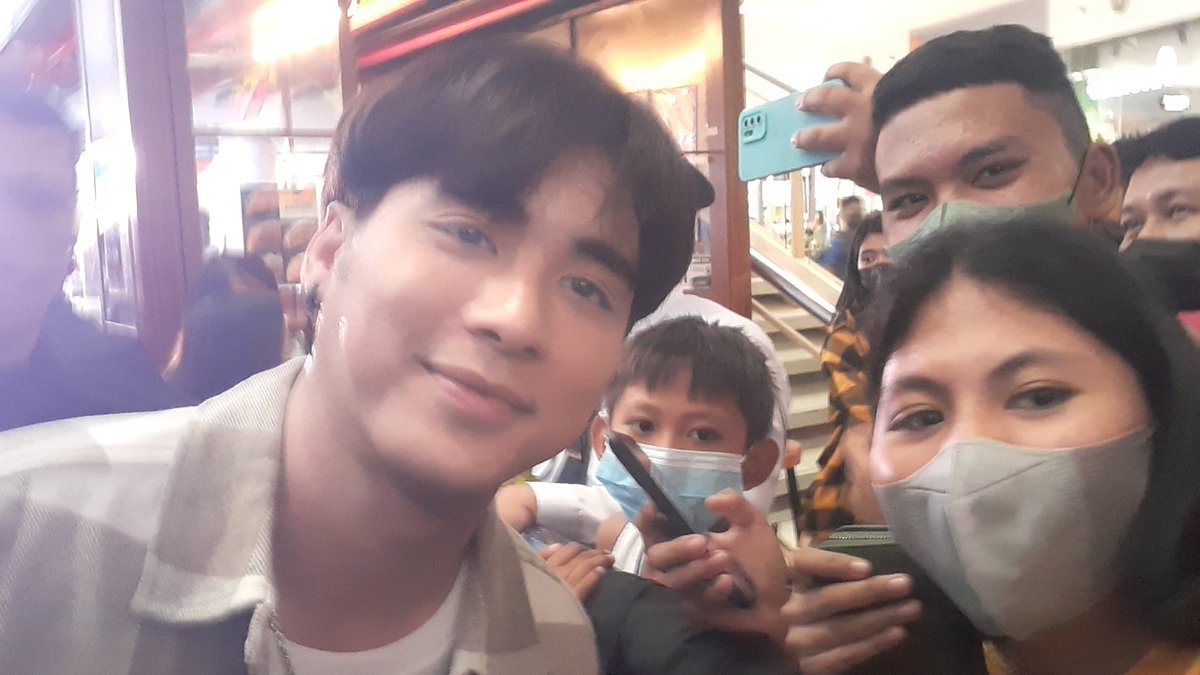 AxCoCaSsEy's tweet photo. Kahit blurr ang mahalaga may picture ako sayo @imJCAlcantara ayayaten ka😘😊 https://t.co/NUTmwmwqB6