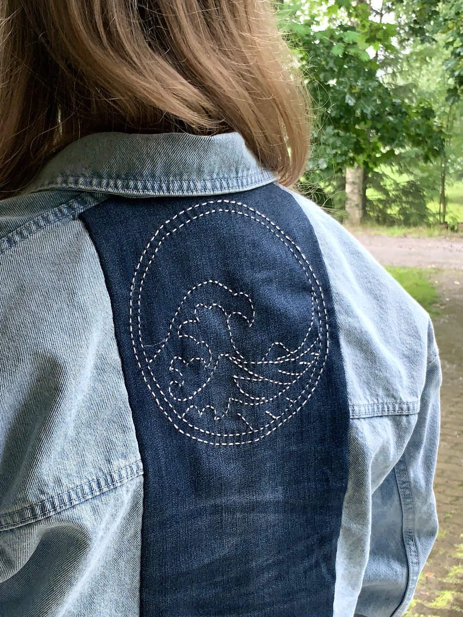 clarenstielle's tweet photo. "Using sashiko embroidery stitch together an image of Katsushika Hokusai's Under the Wave off Kanagawa on the back of a patchwork denim jacket." #item154 #GISH https://t.co/7wxeuSj71I