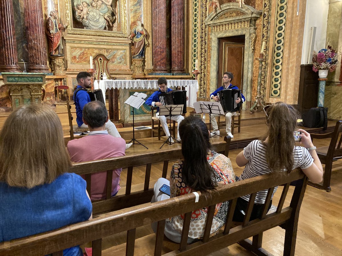 Hé #Boxmeer, blauwwitte jonggezellen kunnen niet alleen paardrijden en voetballen, maar ook akelig goed met de accordeon uit de voeten. #paraninfotrio #Etxalar #Navarra #Baskenland