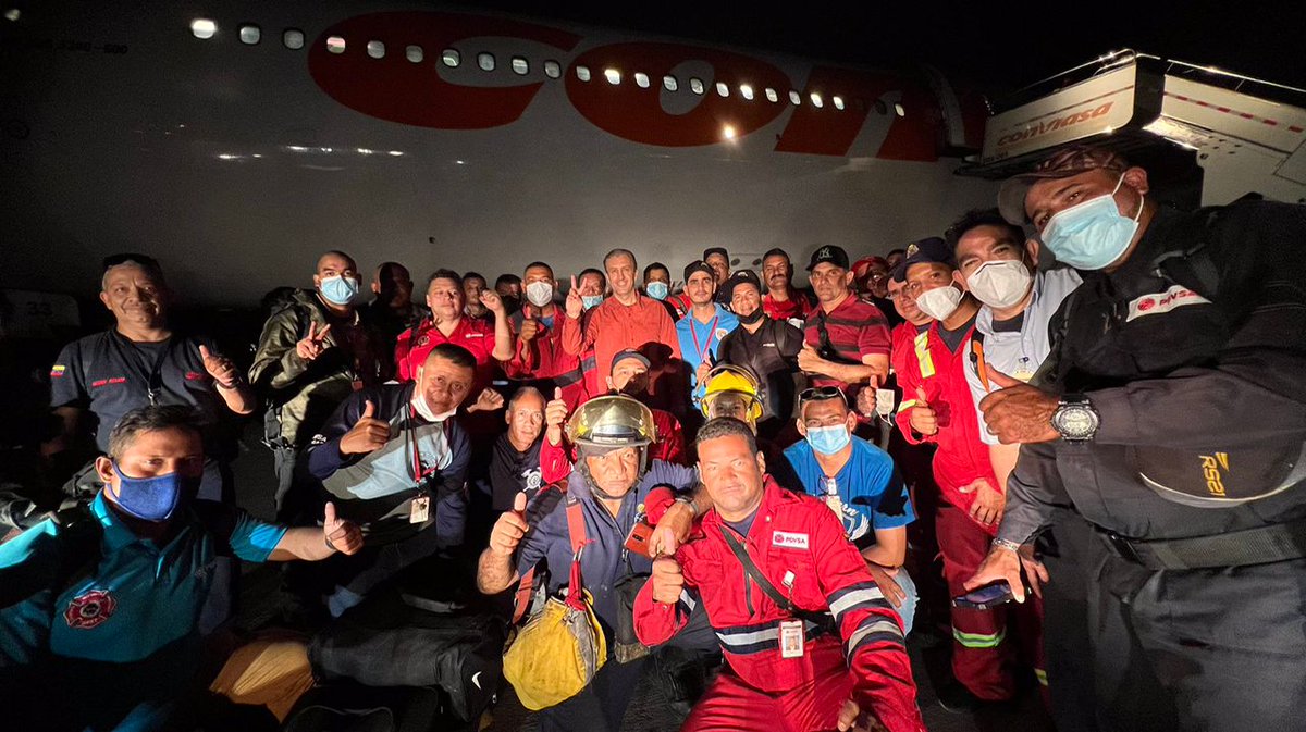 MHidrocarburos's tweet photo. 🇻🇪 Como muestra de solidaridad, en la madrugada de hoy arribó a la provincia de Matanzas un contingente de 35 profesionales altamente capacitados de PDVSA para contribuir con la atención de la emergencia registrada en la Base de Supertanqueros. https://t.co/7WpaZfMtiL
