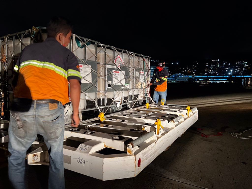 MHidrocarburos's tweet photo. 🇻🇪 Como muestra de solidaridad, en la madrugada de hoy arribó a la provincia de Matanzas un contingente de 35 profesionales altamente capacitados de PDVSA para contribuir con la atención de la emergencia registrada en la Base de Supertanqueros. https://t.co/7WpaZfMtiL