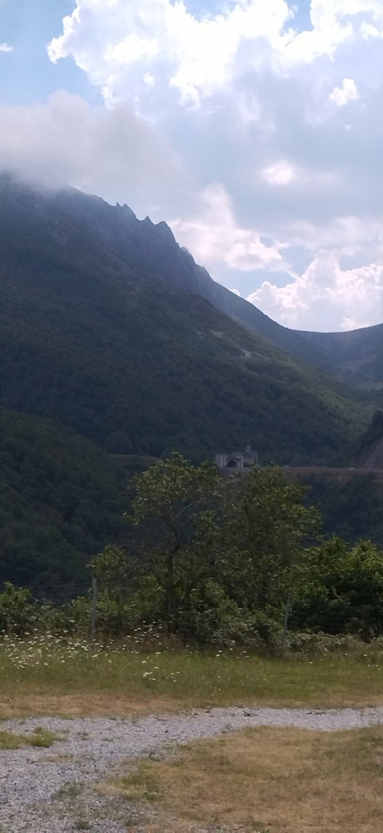 ratacol's tweet photo. De 38 grados a 22. El MURO. North stands! #negron #Asturias #nomoresubpajaria https://t.co/0hmVoxywtx