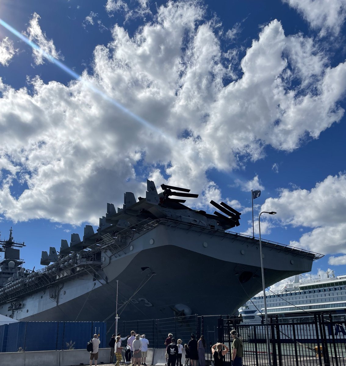 Käytiin hääpäivälounaalla Päähesuloissa. Vei rouvan myös katsomaan amerikkalaista sotalaivaa.