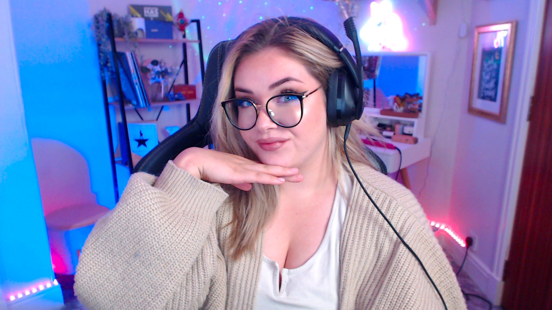 megs-on-twitter-throwin-it-back-to-a-classic-logitech-c920-cryin