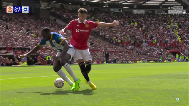 PoorEPLreferees's tweet photo. Yes, that should have been a penalty to Brighton after Lisandro Martinez ran straight into Welbeck https://t.co/NjKhVgsgQS