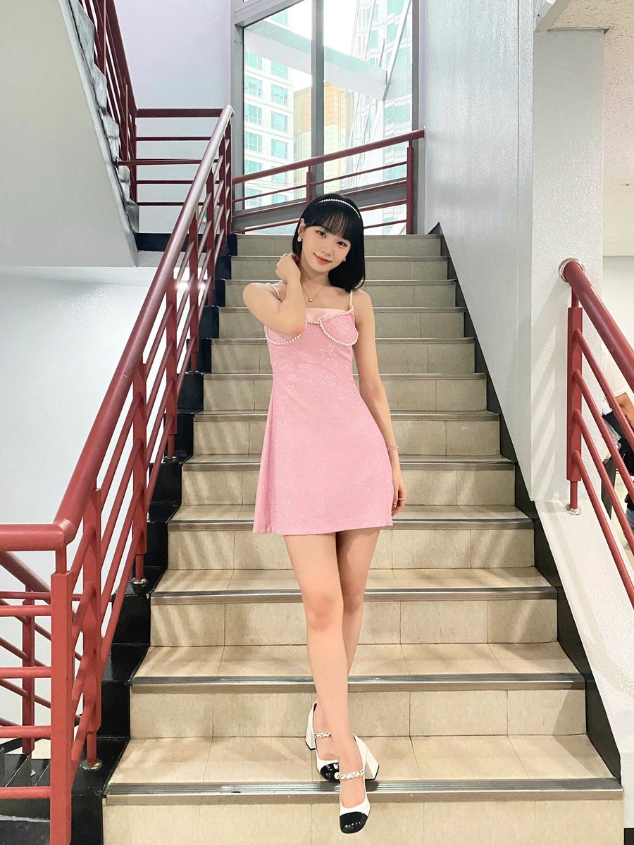 SummersBrezee's tweet photo. Returning to Inkigayo as their special MC! Itʼs unquestionably a riot; perfectly coiffed while wearing this stunning pink one, the center of attention. On cloud nine while taking one, two steps while promenading! Permanently imprinted in the mind for the never-ending thrills. 💐 https://t.co/oFhM07C4vO