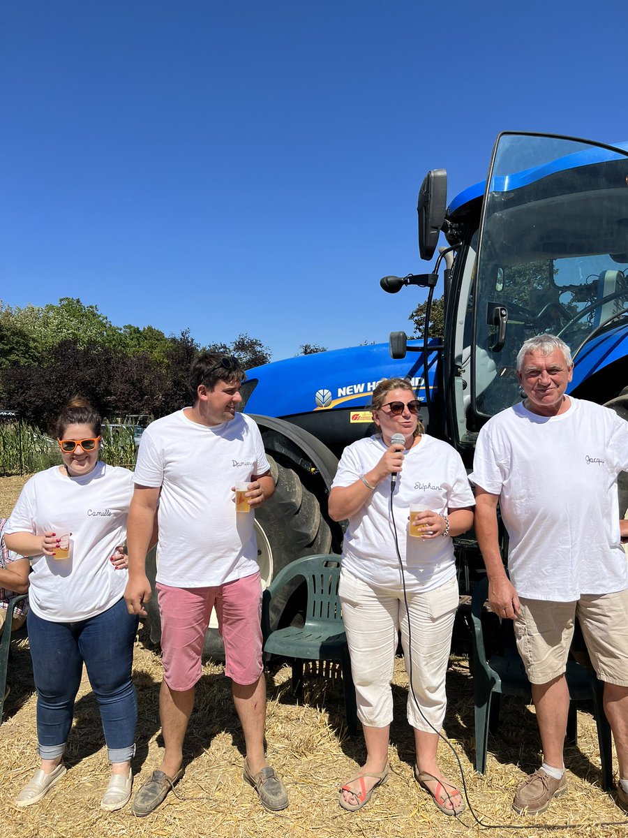ecvass02's tweet photo. Belle initiative avec l’opération #invitetonvoisin sur la commune de Flavy Le Martel à la rencontre des riverains après la moisson 2022. 
Merci Jacky, Stephanie, Damien&amp;Camille pour cette belle initiative lors de la consultation sur les #znt .
Des échanges pour mieux se connaître https://t.co/7LG2jK0wgb