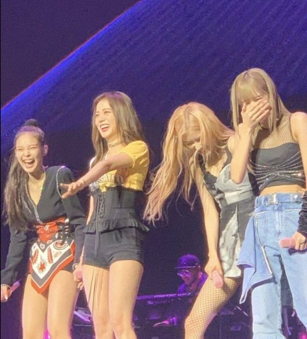 liliesarerosess's tweet photo. HAPPY BLACKPINK DAY
#SIXcredibleYearsWithBlackpink 
#육년동안_내심장의색은_블랙핑크  
#อยู่ด้วยกันมา6ปีแล้วนะBLACKPINK
@BLACKPINK mấy má nào có ảnh đẹp lắc pin thì thả xuống đây cho tui xin vs🥹 https://t.co/ITD6ap0R38