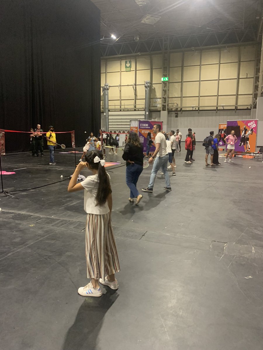 Fab day working at the Commonwealth Games. Lovely to offer some coaching tips to newcomers to the game and some more experienced 😉 😊🙌🏸  
After a great morning session,  England go into 3 Gold medal match opportunities tomorrow 🥇🥈💪#CommonwealthGames2022 #badminton