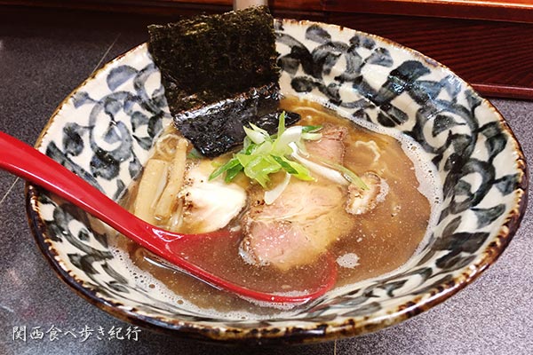 osaka_tabearuki's tweet photo. 天五、中崎通り商店街の洛二神（らくにじん）で中華そばを食べてみました🍜
https://t.co/DxwdlNC6VA

#洛二神 #らくにじん #おいでやす商店街 #天五中崎商店街 #中崎町 #中崎町駅 #らーめん #ラーメン #ラーメン好きな人と繋がりたい #ラー活 #麺活 #ラーメン部 #中華そば https://t.co/aNPAC93cNE