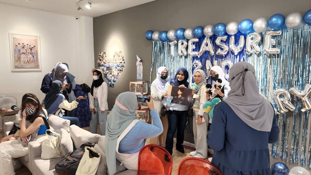TreasurePGCS's tweet photo. IT'S A WRAP! THANK YOU TEUMES FOR MAKING #STARSABLOOMWITHTREASURE A HUGE SUCCESS! We hope @treasuremembers can feel your love as much as we did! Thank you again from the bottom of our hearts.

Remember to tag us and stand a chance to be our lucky winner 👀 view last pic for info! https://t.co/lIyEkvXG4t