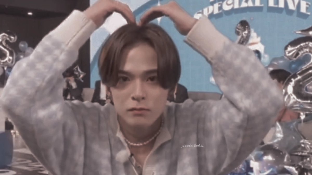 jaesahithetic's tweet photo. A heart and a peace sign for teumes

#아사히  #ASAHI
#윤재혁 #JAEHYUK  #트레저 https://t.co/ibwSosJFdH