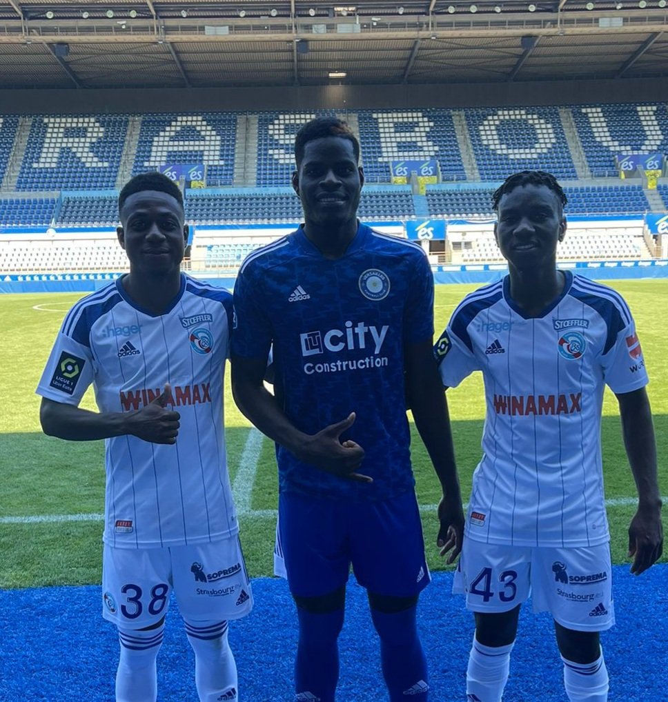 PrunierMondy's tweet photo. Une semaine mouvementée !
Victoire 0-3 à Strasbourg avec mes nouveaux partenaires du @FCVersaillesOff contre mes deux compatriotes🤝🏿 🇭🇹(D.Jean &amp; C.Bijoux) du @RCSA.
Heureux d'avoir marqué mon premier but avec le FCV dans ce stade de la Meinau !
Bon dimanche.
MP2 🇭🇹💪🏿 https://t.co/JN3FaOhYS3