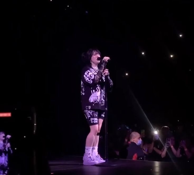 v_ici_2's tweet photo. I just randomly burst into tears because I miss my billie so fucking much. She has helped me through my hardest times, she made me feel like I‘m not alone. Her music just lights up my days, and makes me happy. Thank you billie, you always will have a special place in my heart. ❤️‍🩹 https://t.co/CkfGJjXlYS