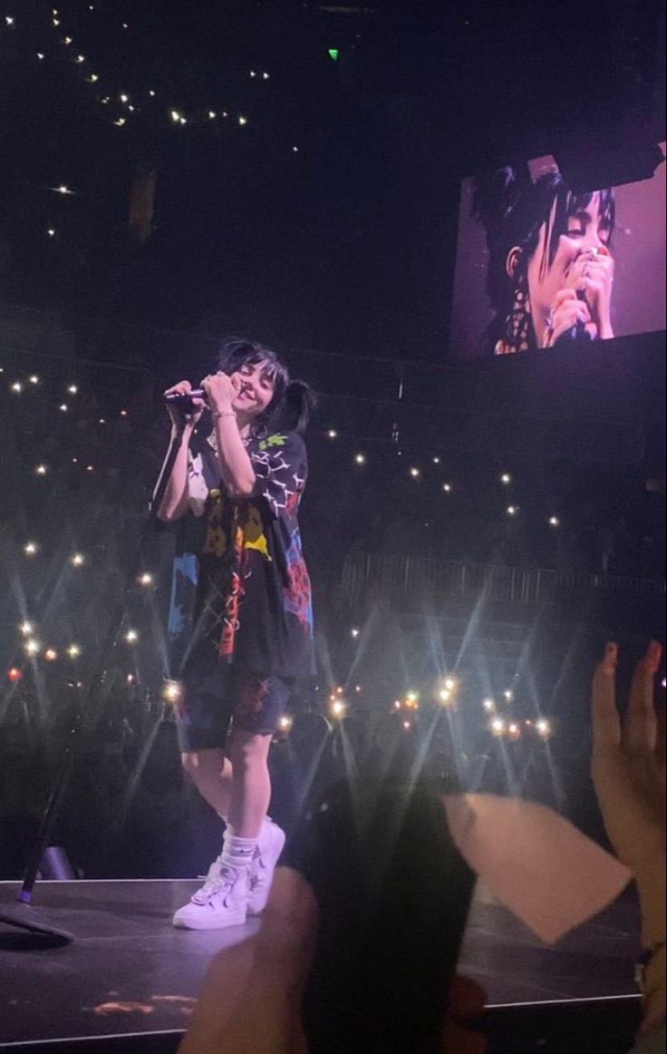 v_ici_2's tweet photo. I just randomly burst into tears because I miss my billie so fucking much. She has helped me through my hardest times, she made me feel like I‘m not alone. Her music just lights up my days, and makes me happy. Thank you billie, you always will have a special place in my heart. ❤️‍🩹 https://t.co/CkfGJjXlYS