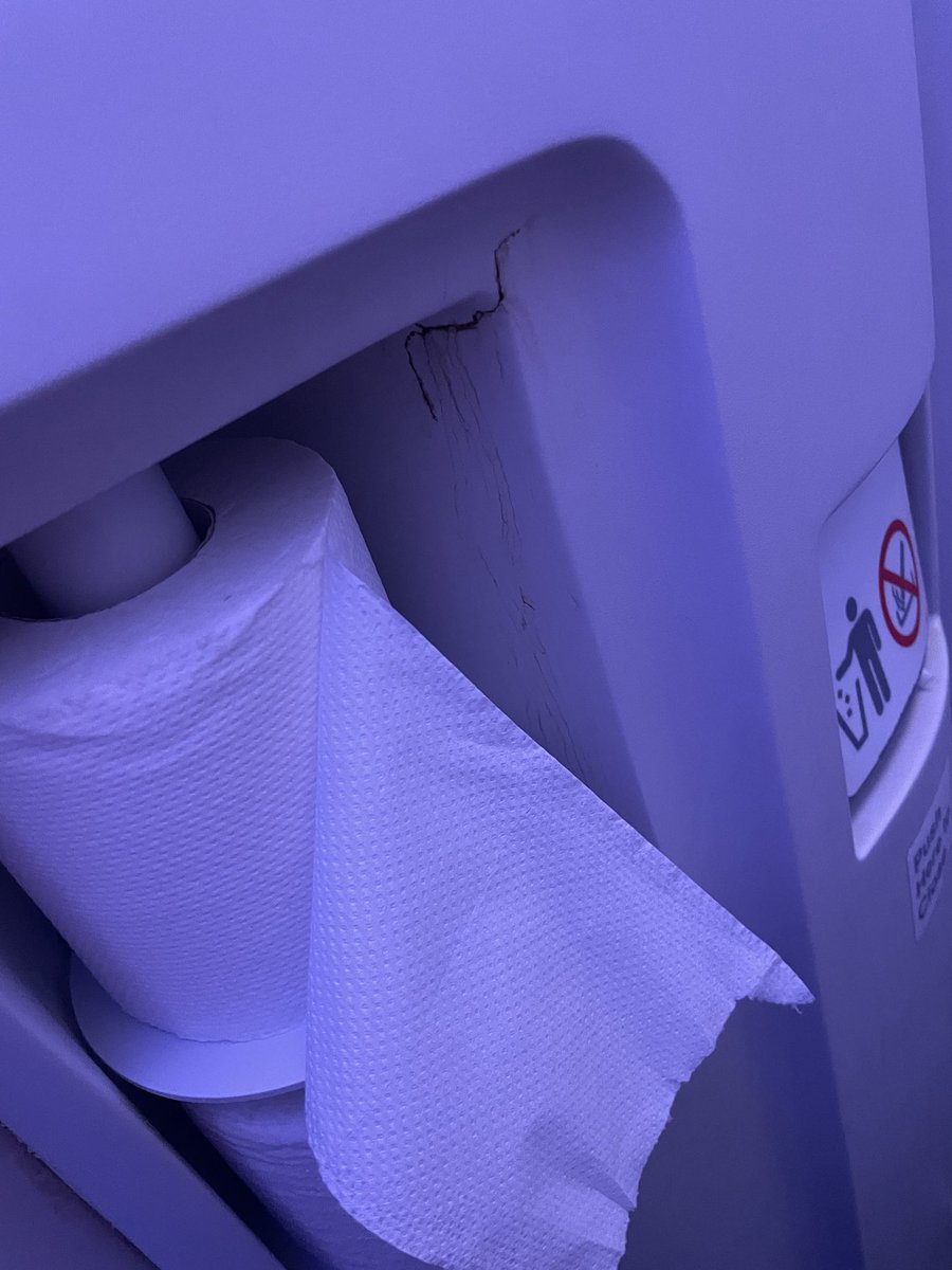 KuntstructionK's tweet photo. @united Do you even clean your planes before boarding another flight? https://t.co/a91QWEDLOL