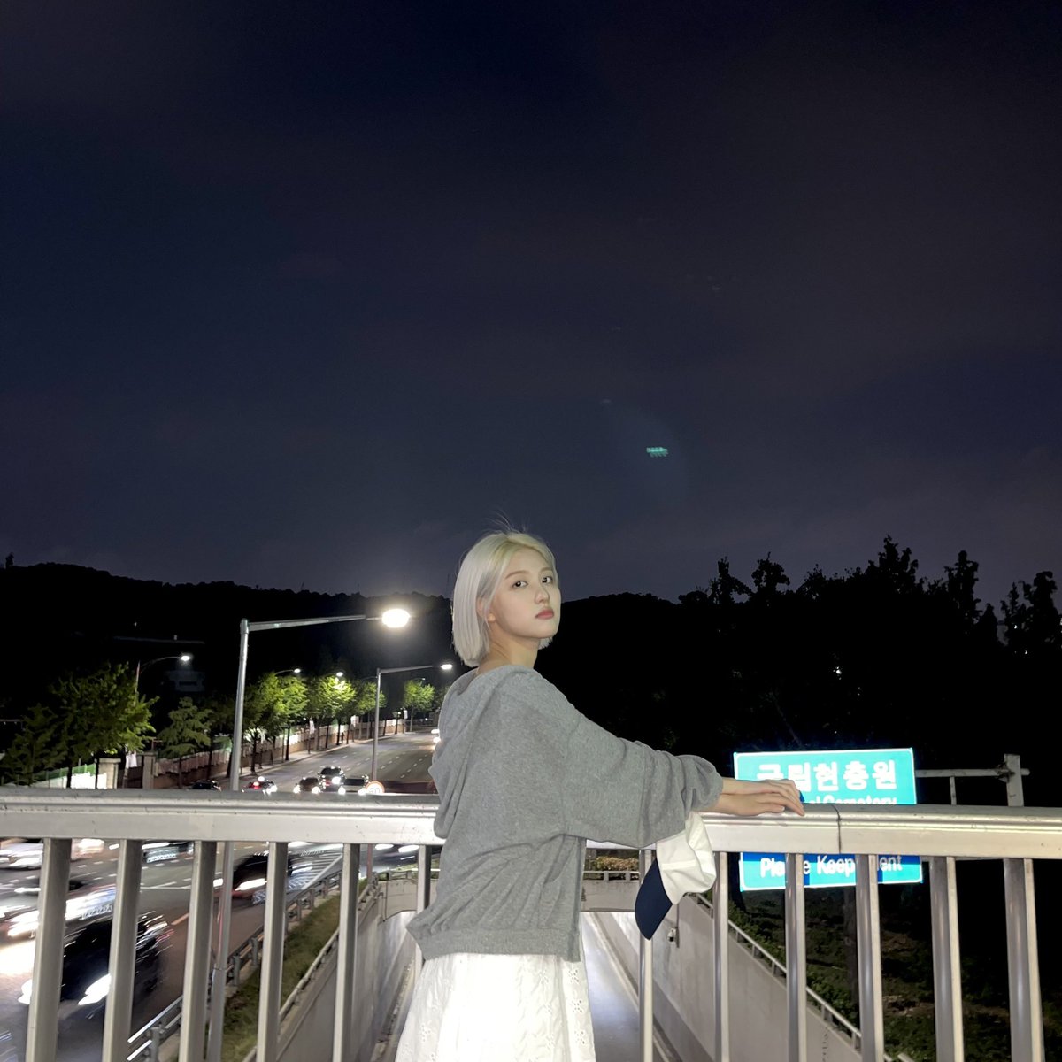 gaoeuI's tweet photo. Savoring the light from the panorama of the city across in the dark night sky and shining lights illuminated this blissful night. The city atmosphere was filled with cheerful nuances and has beautiful natural scenery, as well as futuristic air so that all my photos look aesthetic https://t.co/80iJwNNTY4