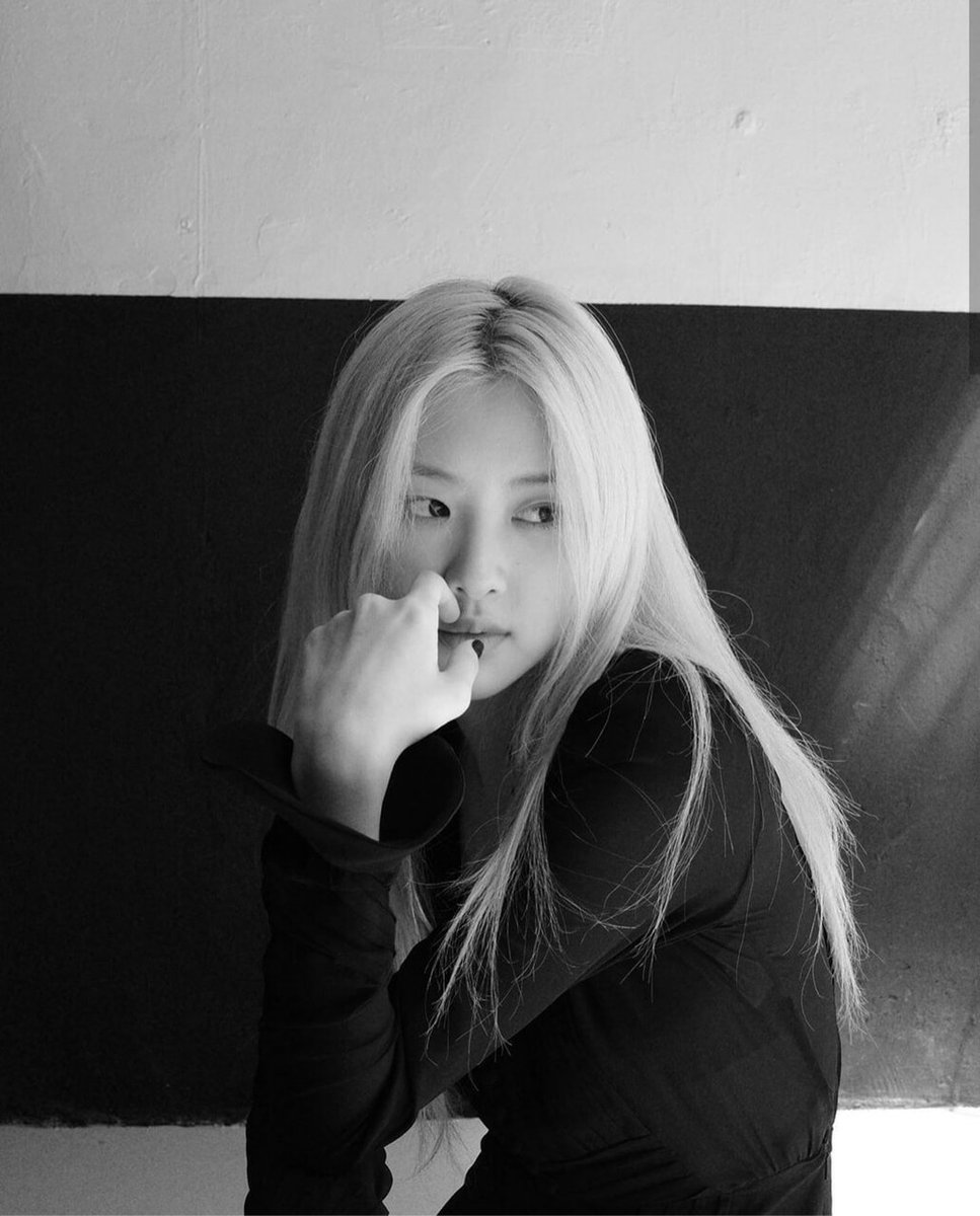 hourly rosé tweet media