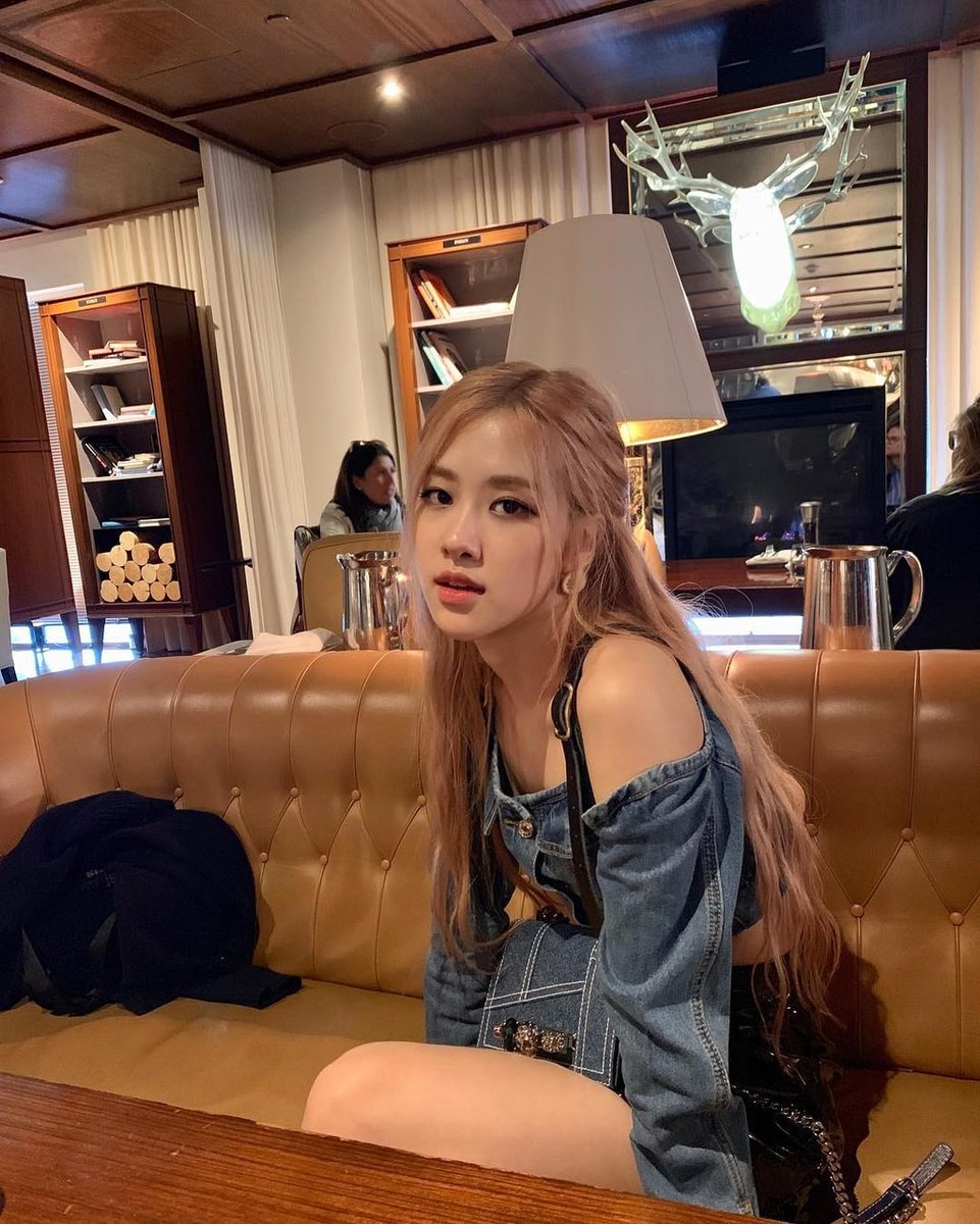 hourly rosé tweet media