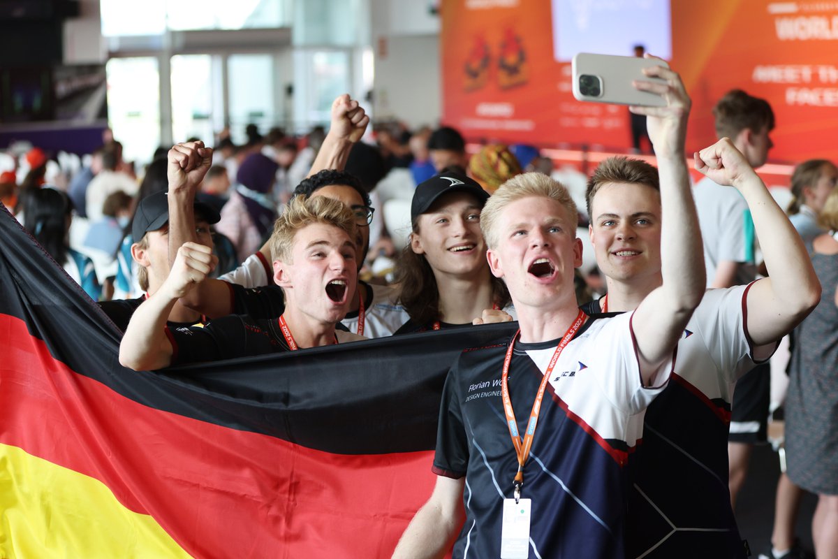 That feeling when it's Knock-out race day!

<a href="/F1inSchoolsHQ/">STEMRacingHQ</a> #F1SWF22 #F1inschools