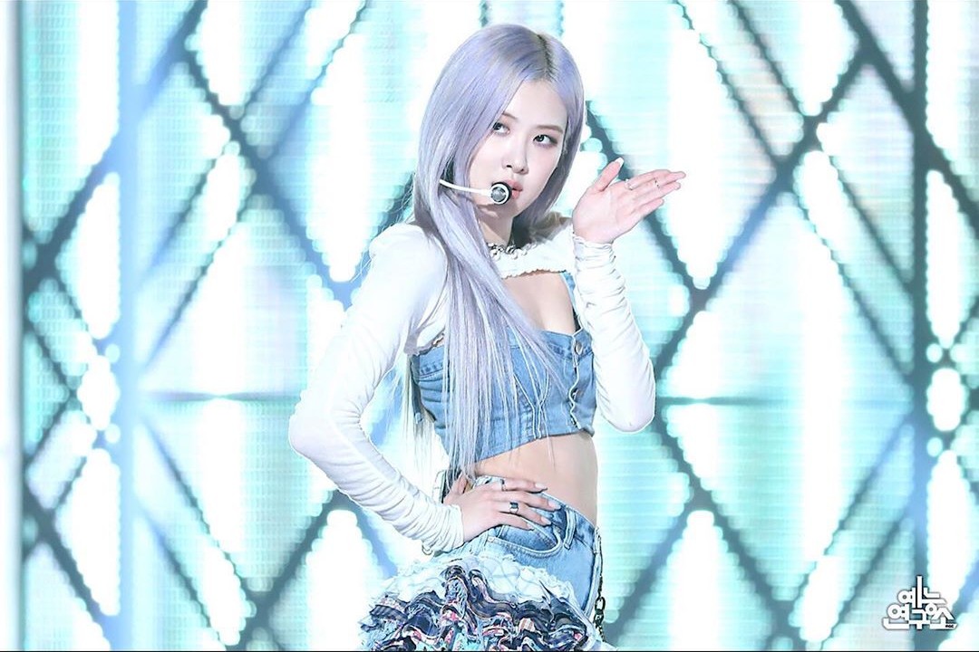 hourly rosé tweet media