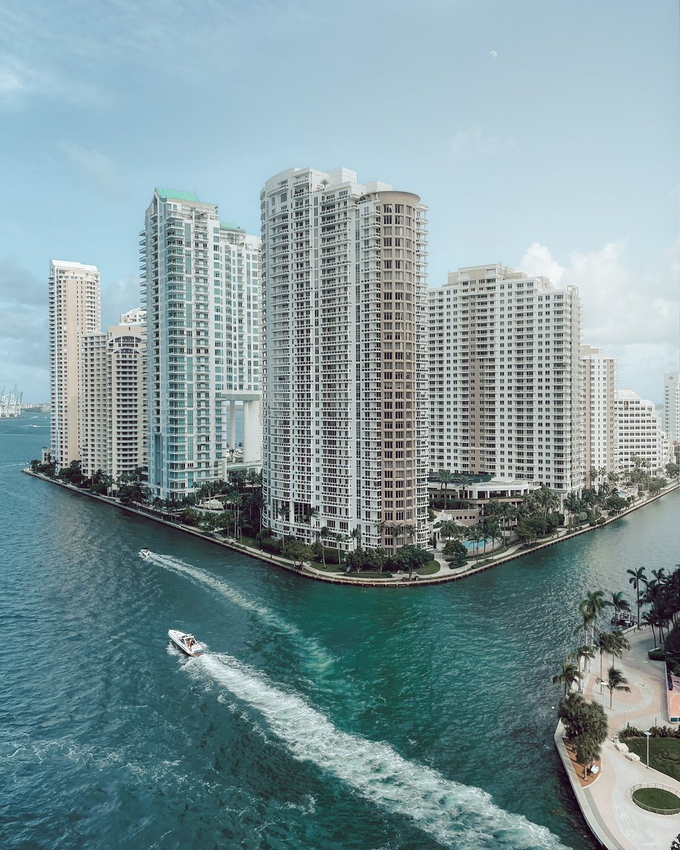 SimonNordh's tweet photo. The view over Miami from the 16th floor at @Kimpton EPIC is spectacular. https://t.co/tEQJ9mTqI6