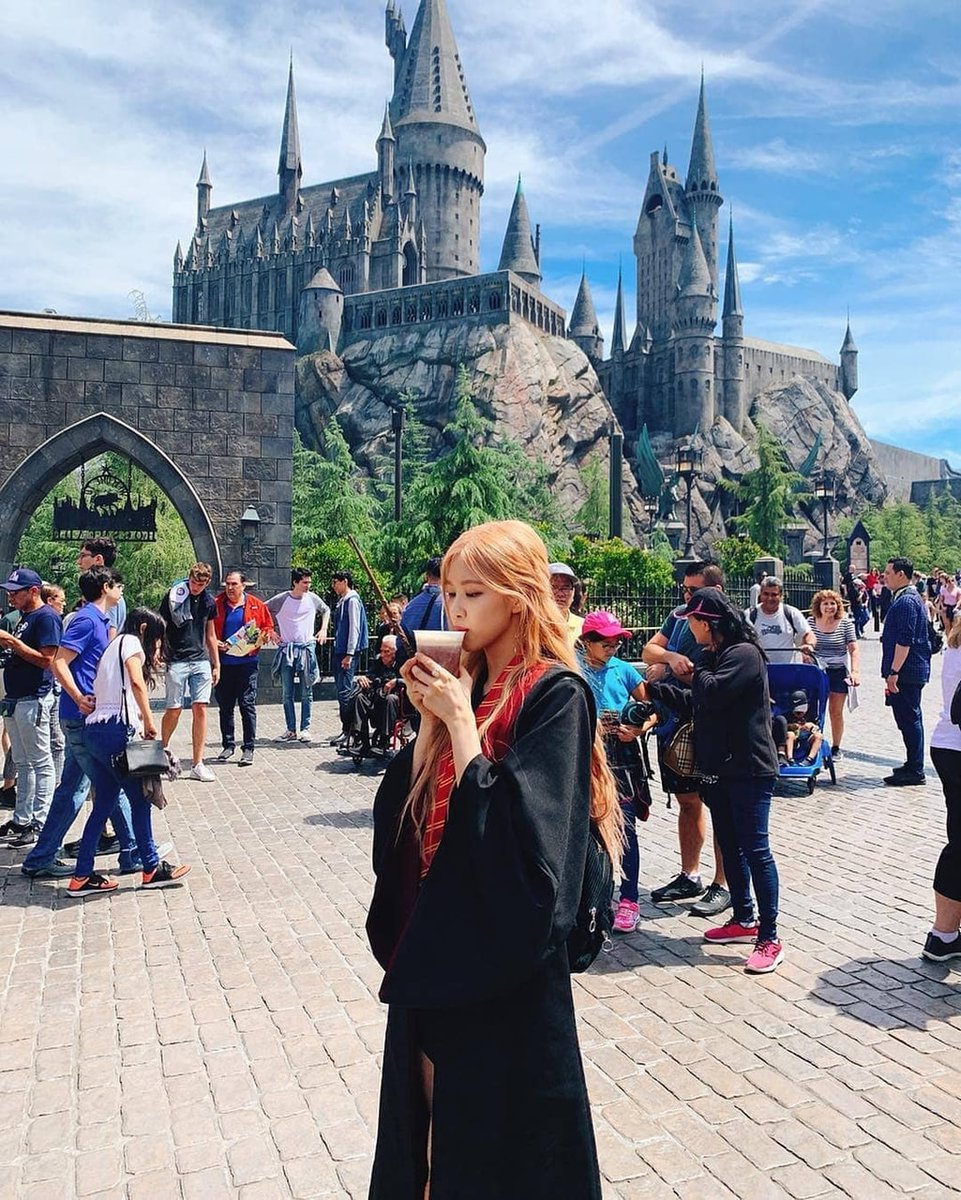 hourly rosé tweet media