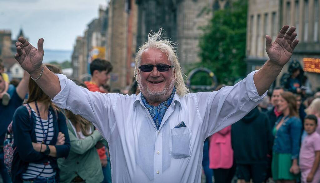 CapturedJax's tweet photo. #edfringe2022 #visitedinburgh #summervibes #streetphotography #streetstuff #capturedbyjax https://t.co/OQEXa1jSw2 https://t.co/LyipdoA4Mk