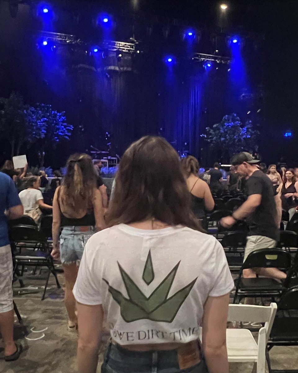lokipug5's tweet photo. I’m a hell of a hassle, especially when it comes to Maren Morris tickets 💁‍♀️💖 #customtees #marenmorris #humblequesttour @MarenMorris https://t.co/dXi7gtJLtg