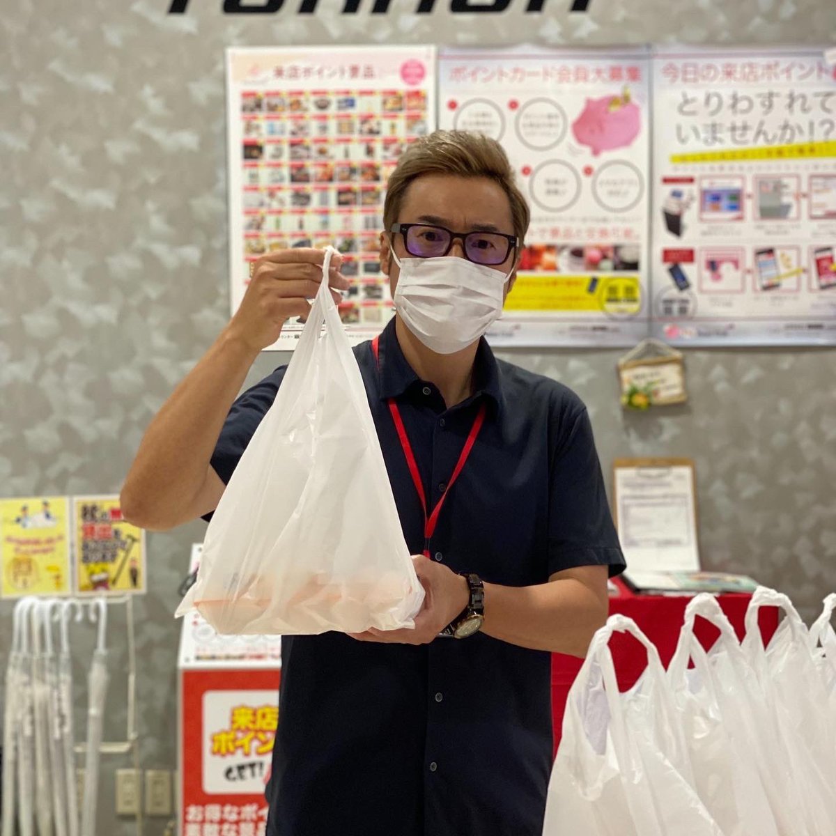 SUNZGROUP's tweet photo. いつも、ありがとうございます！！

本日、グループ会社が運営するパチンコ店に、代表の三山＠MiyamaTetsuo が恒例のたまごくばりを行いました！たまごを配ることで普段からご利用されているお客様へ感謝の気持ちをお伝えするとともに貴重なご意見、激励をいただくこともあります！
#TORAOH #SUNZGROUP https://t.co/LLqhiJbsVG