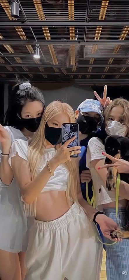 Chaengg112's tweet photo. HAPPY 6TH ANNIVERSARY 
#육년동안_내심장의색은_블랙핑크
#SIXcredibleYearsWithBLACKPINK
#BLACKPINK出道六周年快乐 
#อยู่กันมา6ปีแล้วนะBLACKPINK https://t.co/P4TXLKpP1I