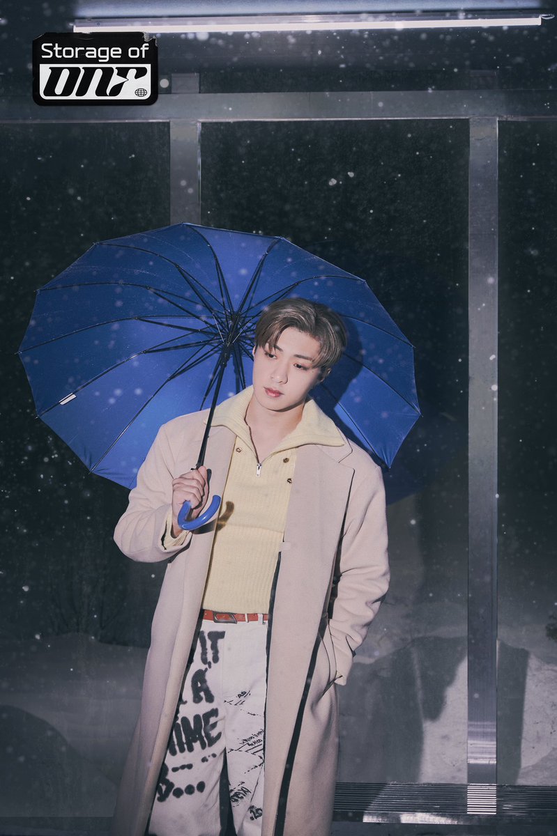 พี่ชั่นกับแจยองถือร่มมุมเดียวกันเลยอะ555555555 แต่หล่อแพคคู่มาก