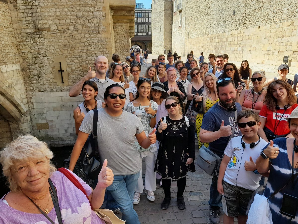 ExBeefeaterDave's tweet photo. Lovely bunch of visitors joined me for my final tour at 3 o'clock @TowerOfLondon 🏰
Enjoy the rest of your day out with us #YeomanWarders #Beefeaters 👍 https://t.co/ksDDekYbr8