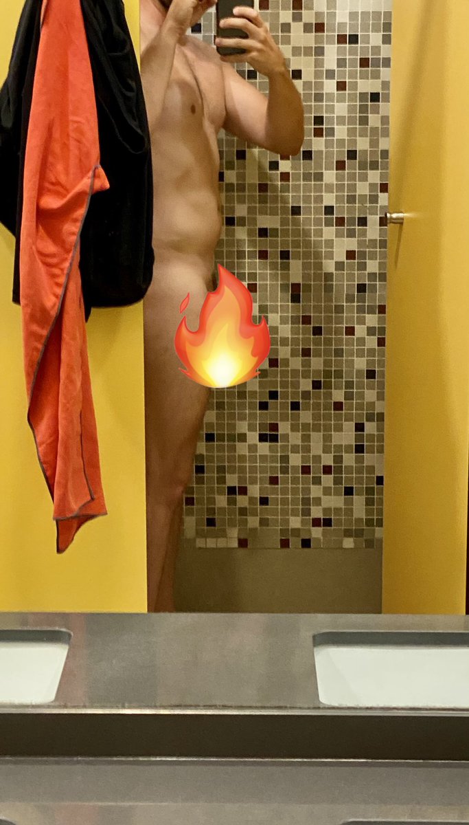 BGoccitanie's tweet photo. Dans les douches pour homme de l’auberge de jeunesse de #Barcelone.
J’envoie la photo non censurée en MP à tous ceux qui like et RT 😈😏🔥 https://t.co/qYS3LkKg6s