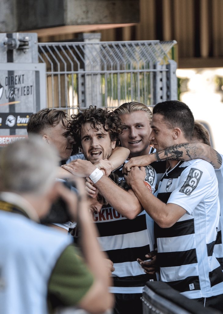 Was für eine dramatische Schlussphase! In aller letzter Sekunde gleicht Corboz für den Sportclub zum 2:2 Endstand gegen @svw07 07 aus!

#scverl #SCVSVW #3liga #zeigtsuns #fu3ball #matchday #direktVERLiebt