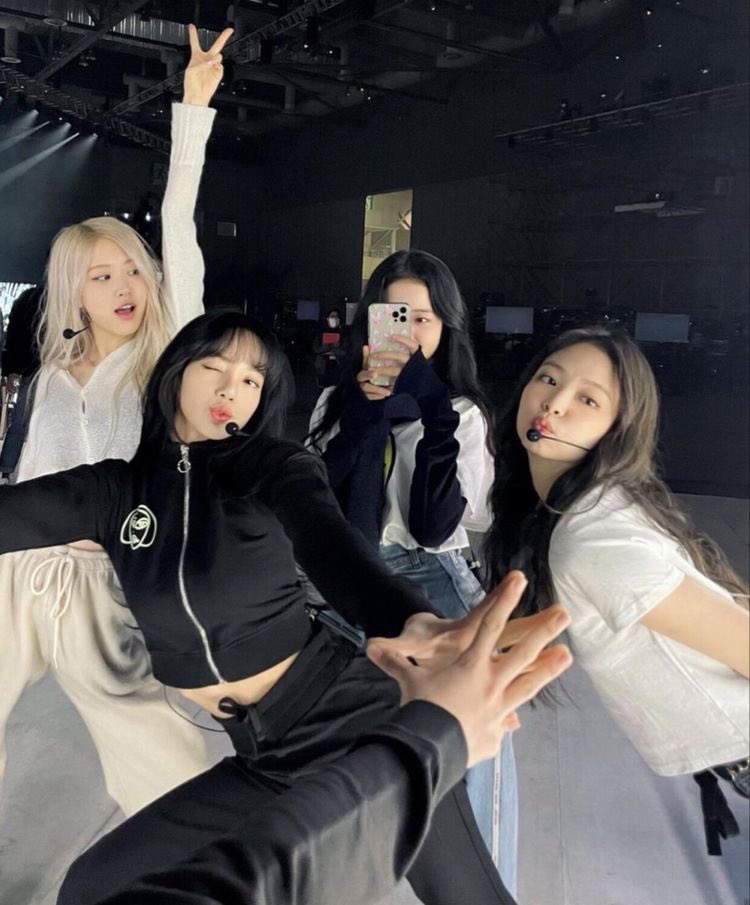 ltran_tt's tweet photo. #SIXcredibleYearsWithBLACKPINK
#육년동안_내심장의색은_블랙핑크
#อยู่กันมา6ปีแล้วนะBLACKPINK https://t.co/gxot5VoN6p