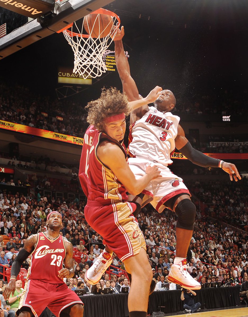 Dwyane Wade (6’4) dunks on Anderdon Varejão (6’11). November 12, 2009