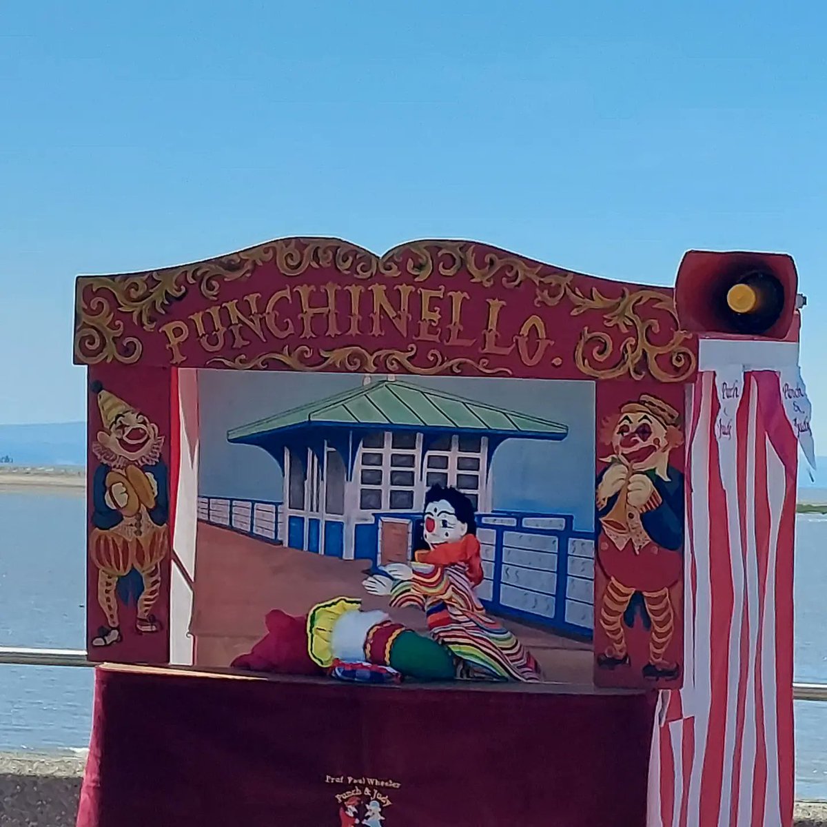 JulieBDesigner's tweet photo. Shenanigans at the seaside
#interiordesigner #nostalgia #interiordesign https://t.co/QOyocy2euQ