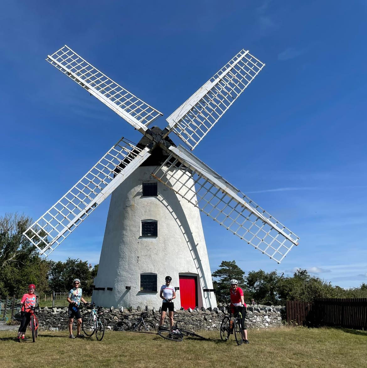 BreezeLetsRide's tweet photo. The #Breeze group #cycled to #LlynonMill #Anglesey yesterday to try their famous #Monuts on the #TourDeMon training ride Then back to Valley for lunch at @ValleyAnglesey in the sun, what a perfect day for it @BreezeCycling @AngleseyScMedia @NWalesSocial @aahevents @IoanWCycling https://t.co/sAKNM1Ef9m