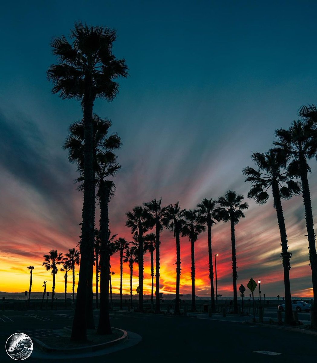 SouthCoastT's tweet photo. Sunsets remind us to slow down, take a breath, and remember what matters most. 🌅🏖✨✨✨
Take a second to enjoy the sunset. 💖
The perfect shot by @randyreyes__ capturing the magnificent sunset of California! 🤩🌅🏖
#toyota #toyotanation #sctoyota #oceanshore https://t.co/sACpMgB8tX