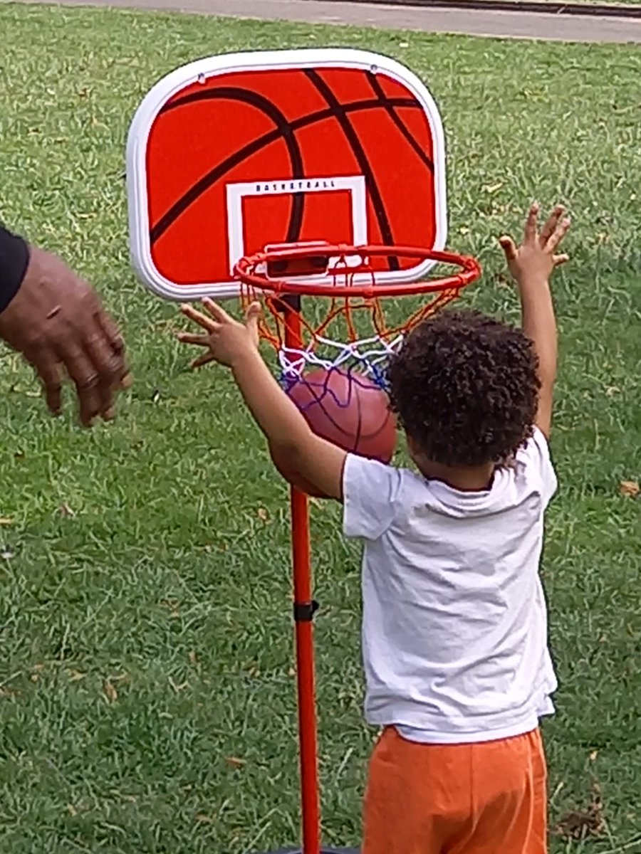 BHILeeds's tweet image. Pull-up and Play part of our Summer Programme going well in Potternewton Park... who remebers Rounders?! We will be playing shortly
#FamilyFunDay
#Exercise4Fun
#ParkLife
#PhysicalAndMentalHealth