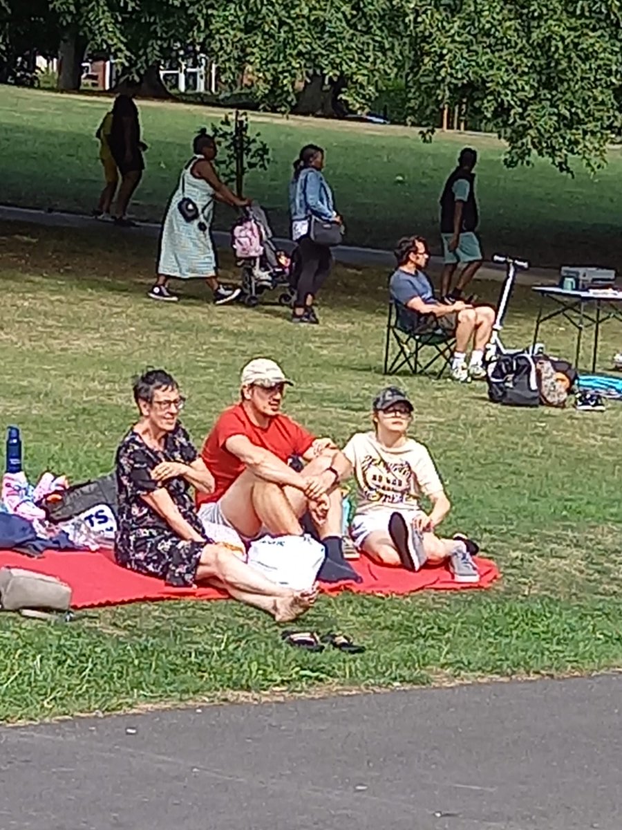 BHILeeds's tweet image. Pull-up and Play part of our Summer Programme going well in Potternewton Park... who remebers Rounders?! We will be playing shortly
#FamilyFunDay
#Exercise4Fun
#ParkLife
#PhysicalAndMentalHealth