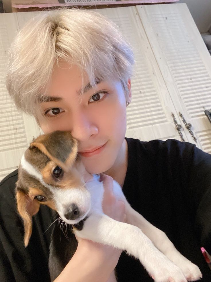 furrynakamoto's tweet photo. hoje é um belo dia pra apreciar a existência desse serzinho maravilhoso, feliz aniversário Xiaojun, desejo tudo de bom pra ti ❤️🎉 
#HappyXiaojunDay #GoldenVoiceXiaojunDay 
#肖俊0808生日快乐 https://t.co/0RsOLYy5Du