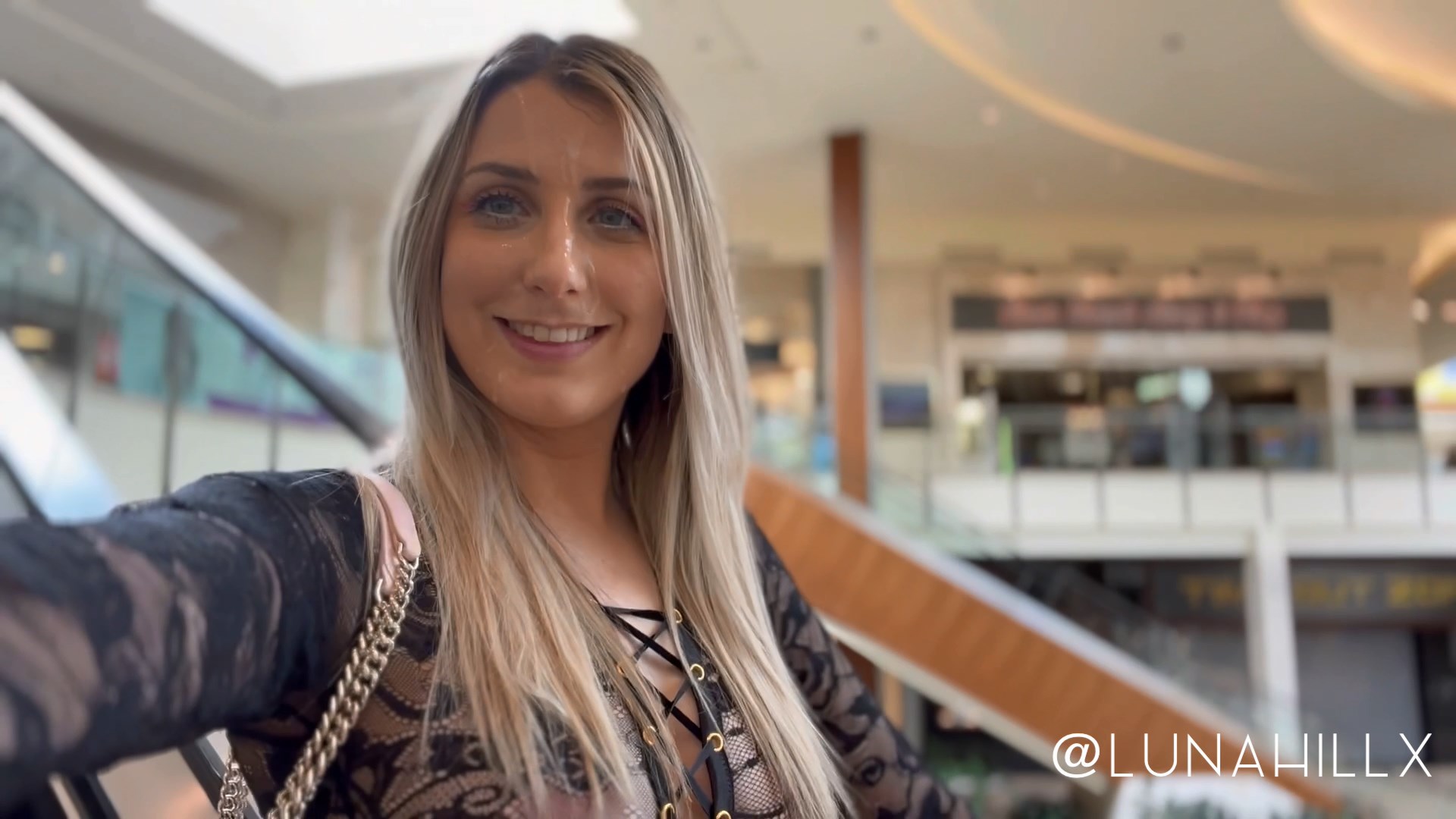 TW Pornstars - 2 pic. I Love Cumwalks (220k) 🔞. Twitter. How hot does @LunaHillX look during her