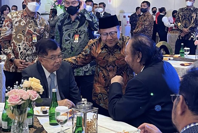 cakimiNOW's tweet photo. Silaturahim di sela-sela pesta pernikahan putera Gubernur BI.
Sehat selalu Pak JK dan Pak SP https://t.co/8jEJdgqQcc