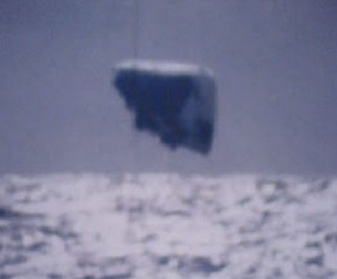 BrianRoemmele's tweet photo. This is March 1971 trough the periscope of the american military submarine USS Trepang, classification number SSN 674, which, at the time was on a routine military and scientific mission.

The target was and remains unidentified when it was in the water and in the air. https://t.co/v3jvPFjuhp