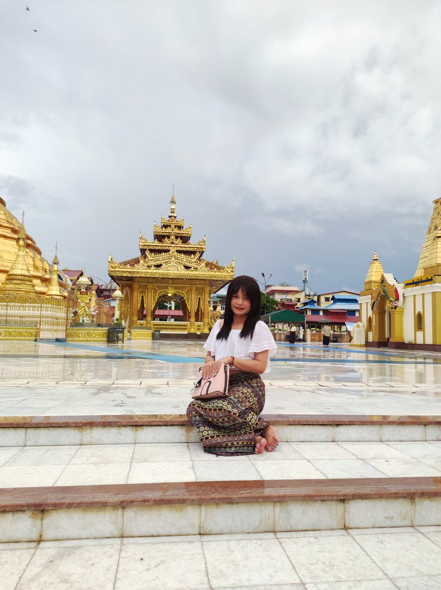 Laminla58583755's tweet photo. ခုတလောစိတ်ညစ်နေလို့မဒိတ်ဖြစ် စိတ်ပြေလက်ပျောက်ဘုရားသွားပီးခုနှစ်ရက်သားသမီးအတွက်ဆုတောင်းပေးဖြစ်တယ် '' အိမ်မက်လှလှမက်ပါစေ ရှင် '' https://t.co/qlw22VFHu9