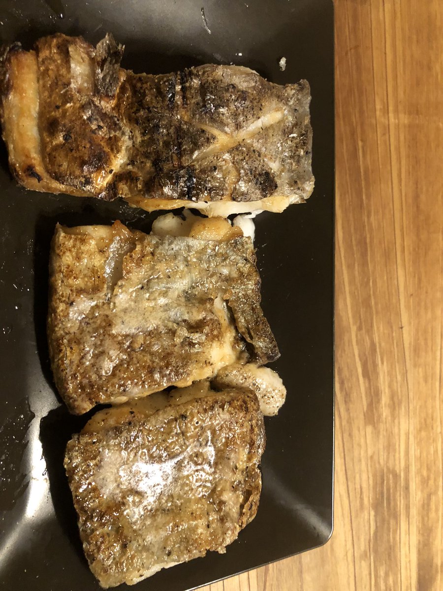 初めて釣り魚自宅に持って帰ってんだけど、嫁元帥の不在もあり子供見ながらかつ魚初心者にタチウオ15本捌くミッションは色々無理ゲーでした😵セカンド冷凍庫にも入らずとりあえず消化消化