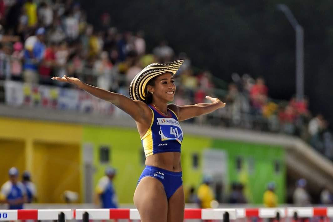 pverasalazar's tweet photo. ¡Somos subcampeones del mundo! 🥈🥈🥈
Nuestra estudiante de 4to. Semestre del Programa Profesional en Deporte, Natalia Linares, obtuvo la medalla de plata 🥈 en el Mundial Atletismo Sub. 20 realizado en Cali. 

¡Felicitaciones para Natalia y todo el equipo de preparadores! 👏🏼👏🏼👏🏼 https://t.co/ujvQtmiQjG